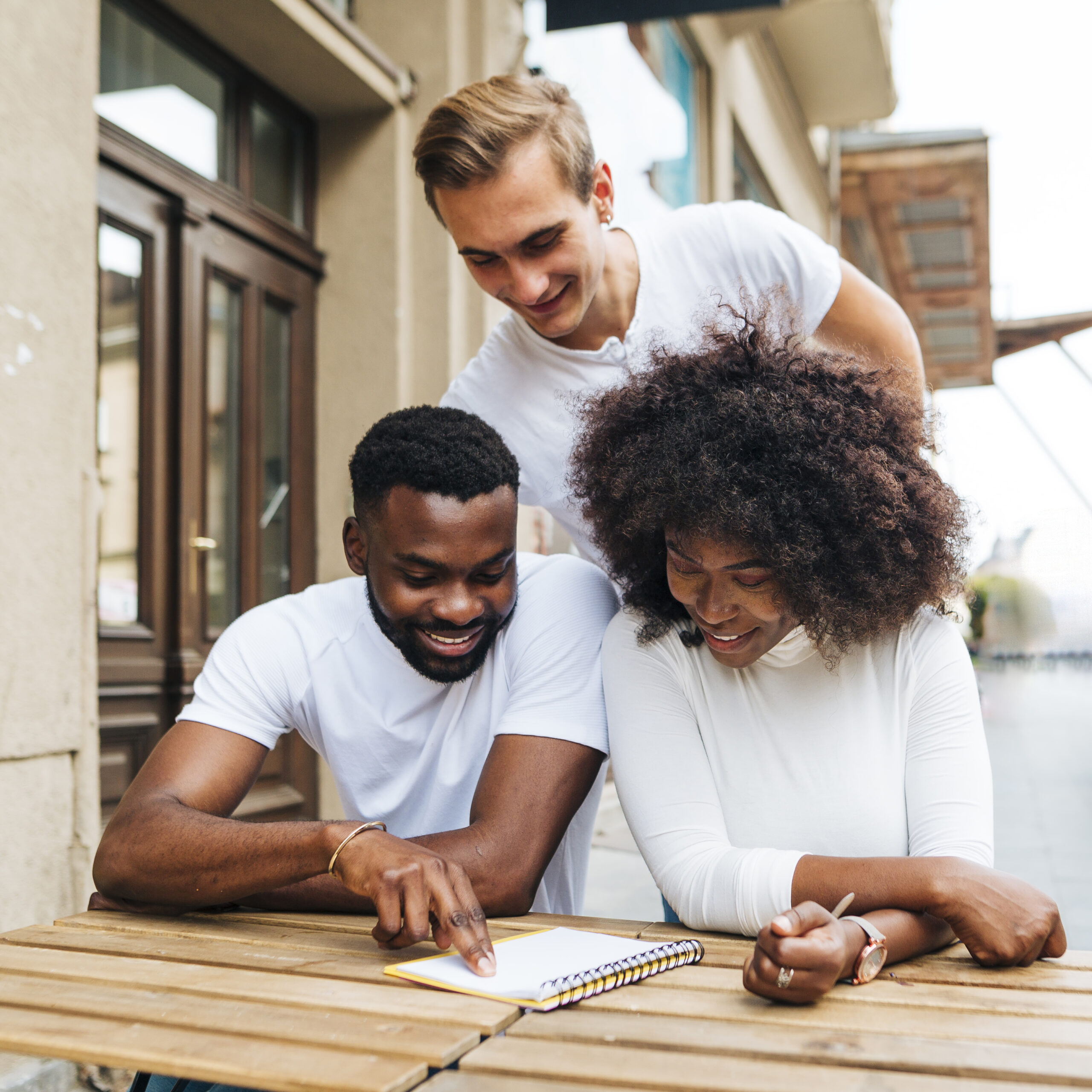 smiley-friends-restaurant-pointing-menu